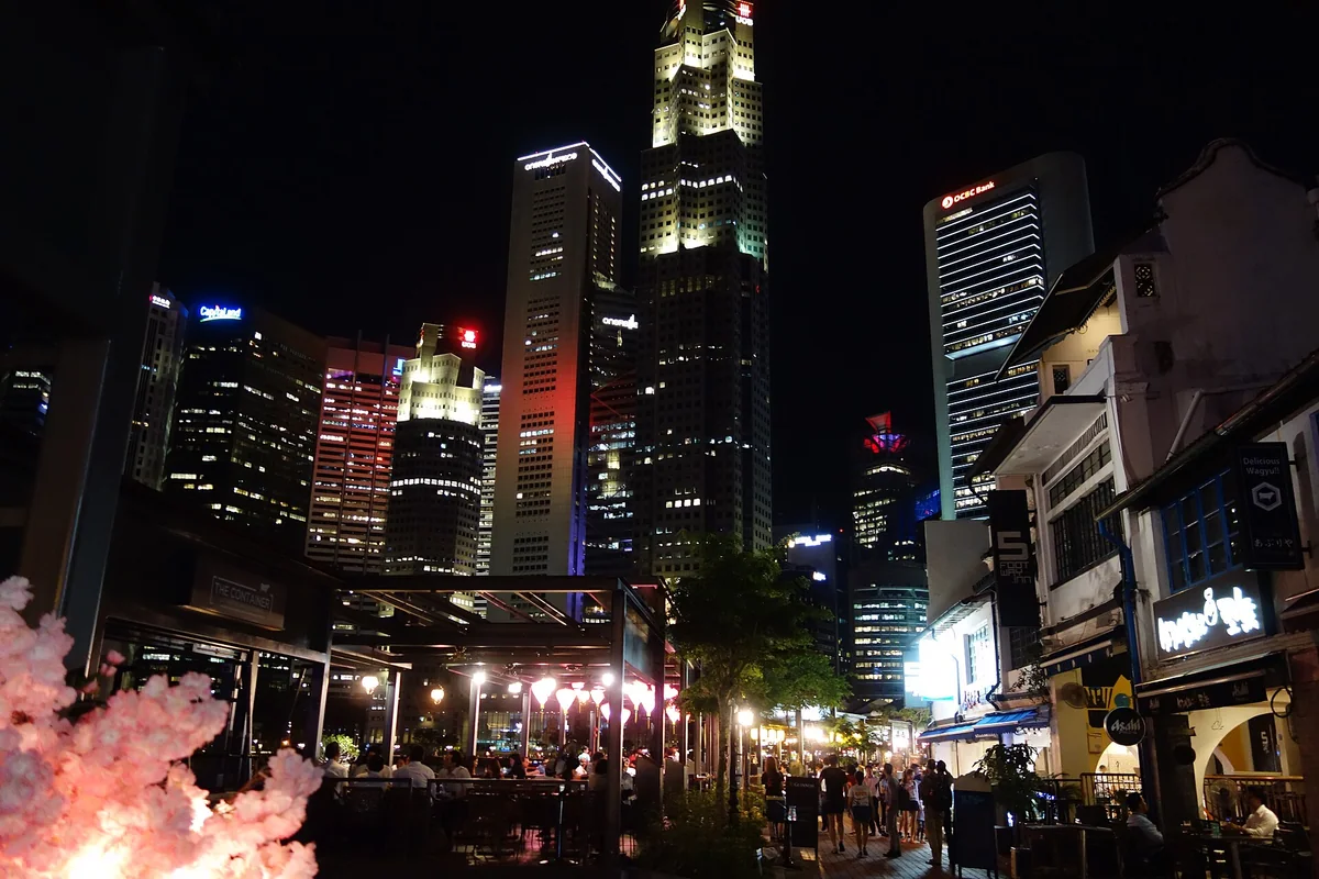 驳船码头河畔店屋与高楼夜景