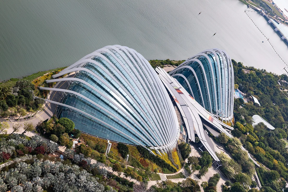 从滨海湾金沙望向滨海湾花园的城市景观